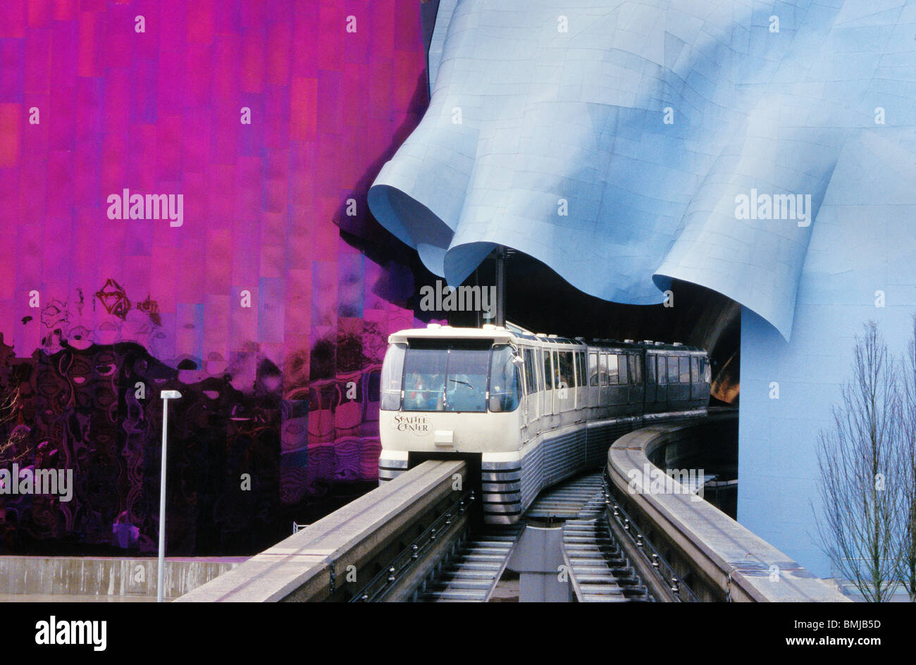 Aus Tunnel durch Experience Music Project in Seattle Center Monorail; Seattle, Washington. Stockfoto