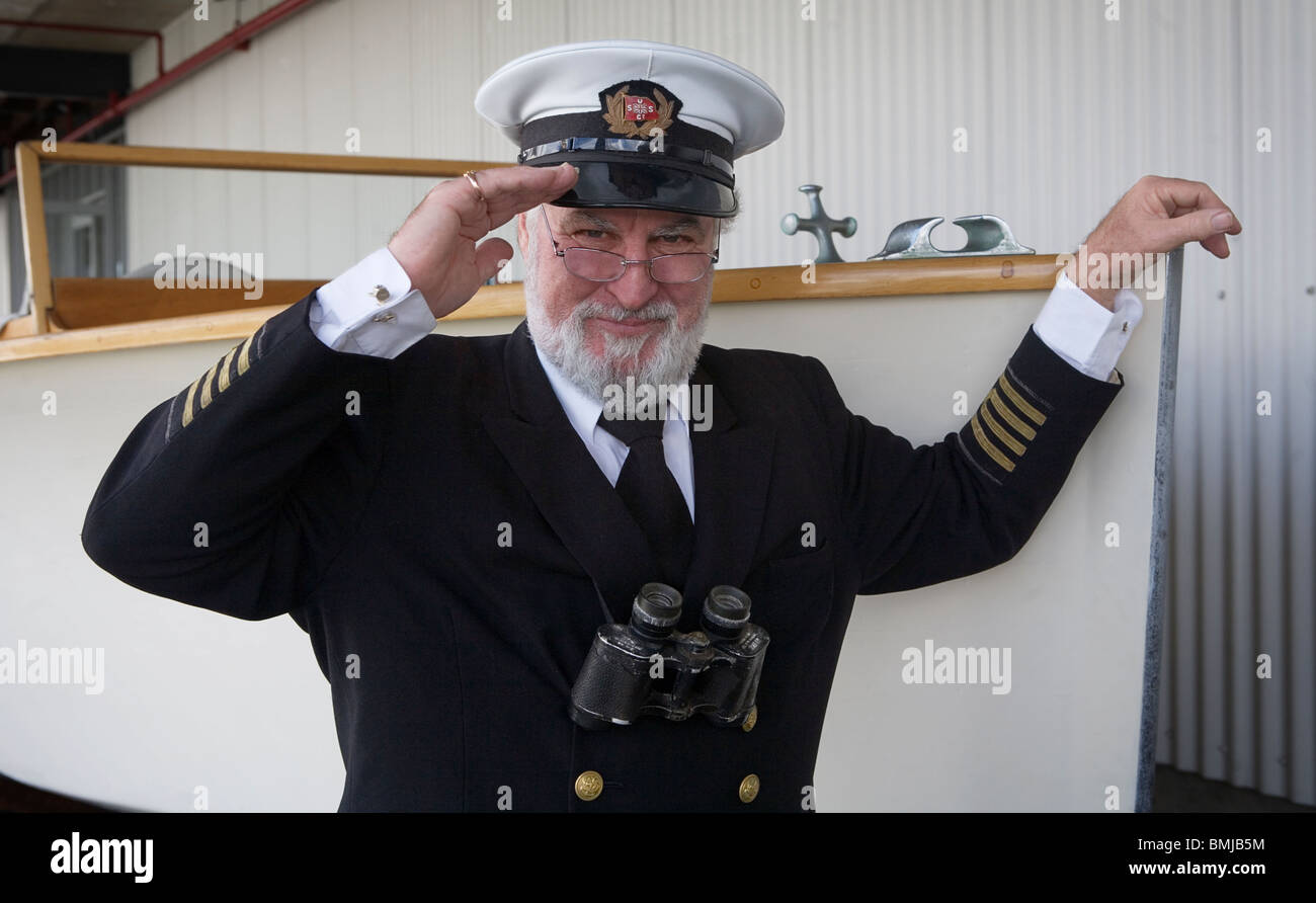 Ein veteran Seemann in vollen Kapitän einheitliche salutiert, Auckland, Neuseeland Stockfoto