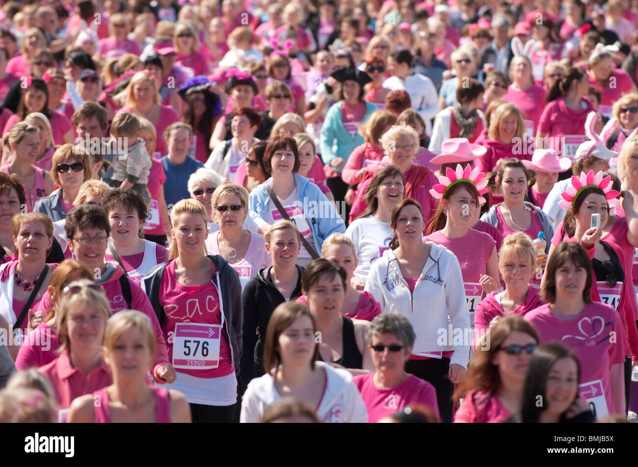 Frauen, die Teilnahme an der jährlichen Krebs Forschung Charity Fundraising Rennen für Leben ABERYSTWYTH 16. Mai 2010 Stockfoto