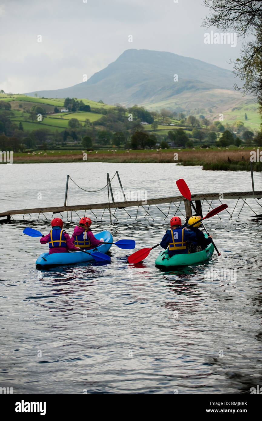 Kinder paddeln Kajaks bei der Urdd nach außen gebundene Aktivität Zentrum, Glanllyn, Bala Lake, Gwynedd North Wales UK Stockfoto