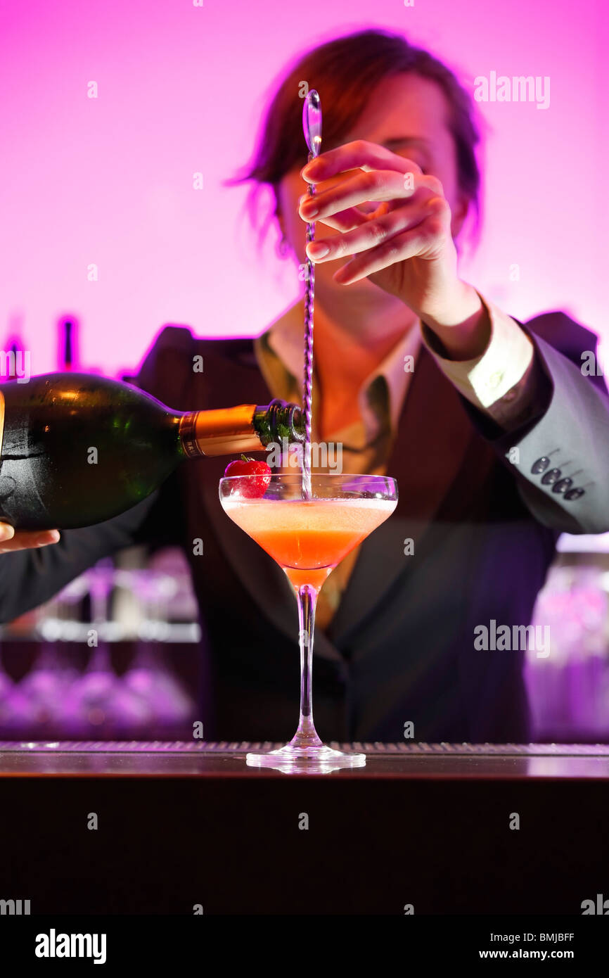 Barkeeper Gießen Champagner eine Erdbeere bellini Stockfoto