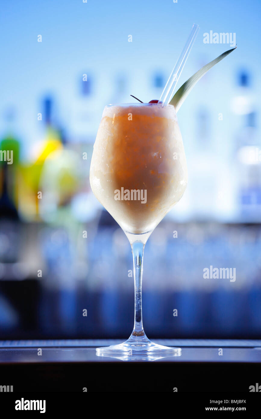 Pina Colada cocktail auf einen Balken, blauer Hintergrund Stockfoto