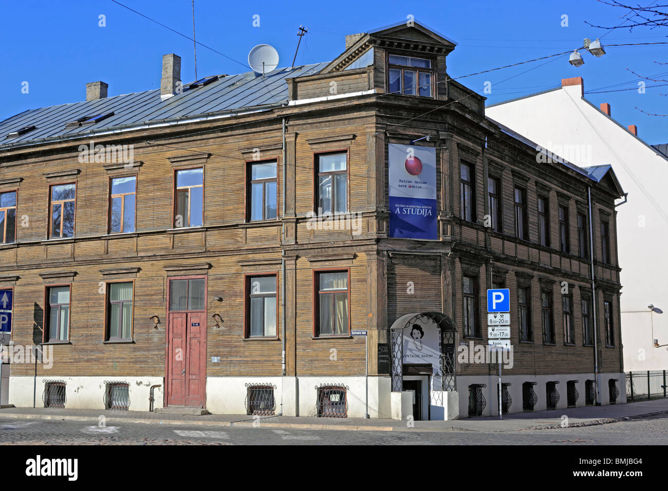 Altes Holzhaus, Riga, Lettland Stockfoto