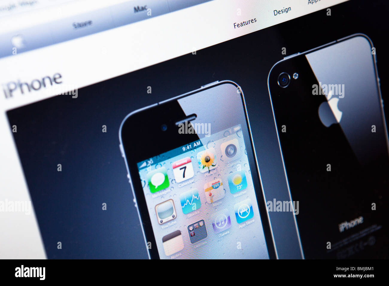 Nahaufnahme von einem Computer-Monitor / Bildschirm zeigt die Apple iPhone 4-website Stockfoto