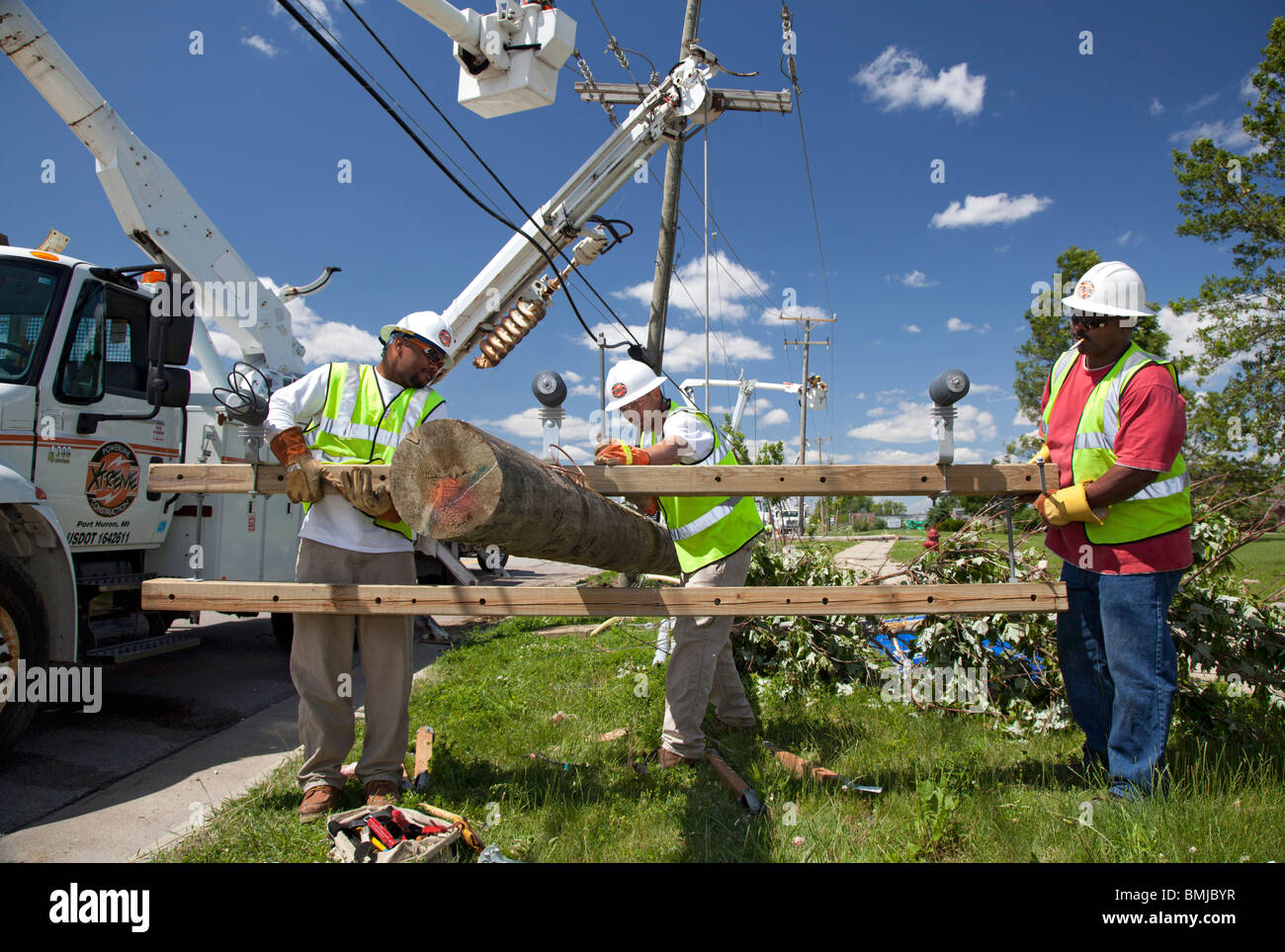 Electrical Workers reparieren Stromleitung durch Tornado beschädigt Stockfoto