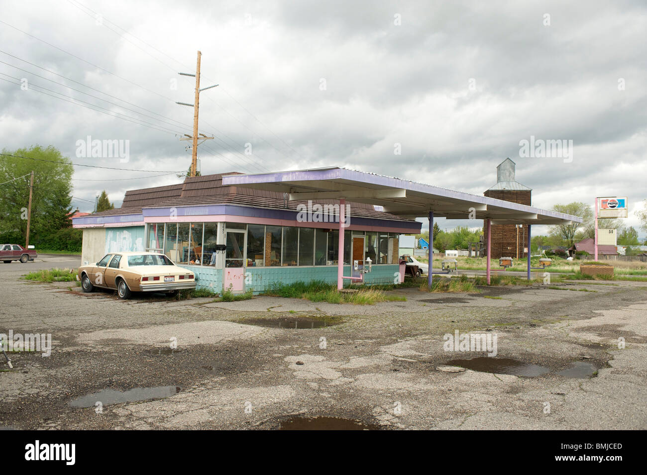 Verlassenen 50er Jahre Ära drive-in Restaurant. St. Anthony Idaho. Stockfoto