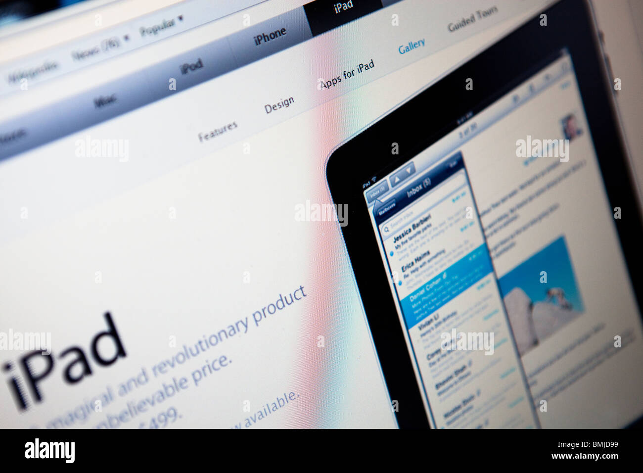 Nahaufnahme von einem Computer-Monitor / Bildschirm zeigt der Apple-iPad-website Stockfoto