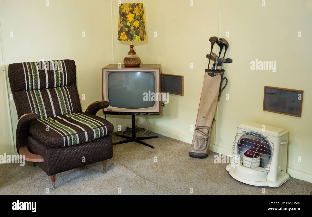 BW TV, Golfschläger und andere Vintage-Möbel in einem Strand Haus aus (der 50er-Jahre-Haus oder 50er Jahre Haus) Auckland, Neuseeland Stockfoto