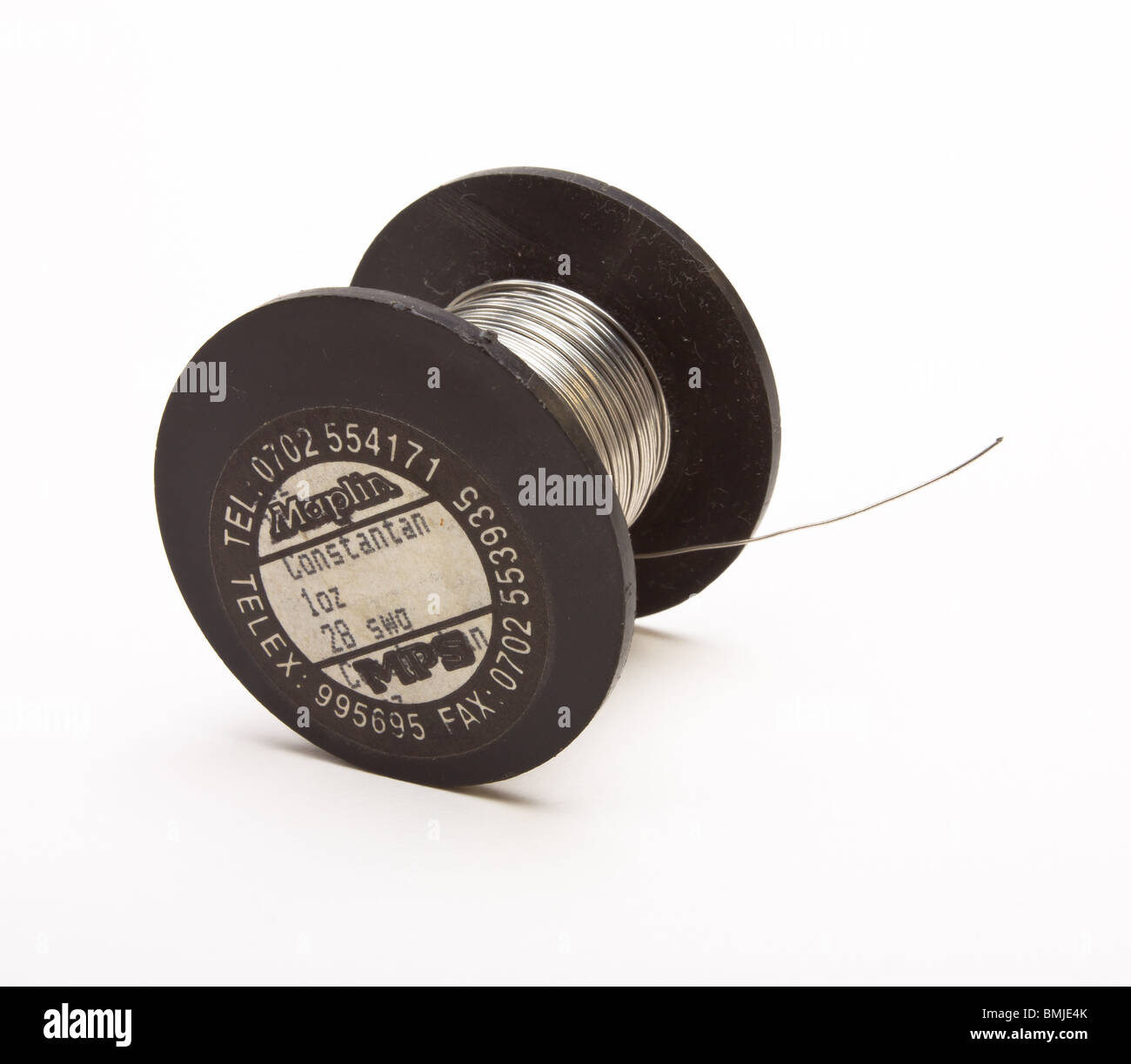 Spool-Silber farbigen Widerstand Draht auf schwarzem Kunststoff Walze isoliert gegen weiß. Stockfoto