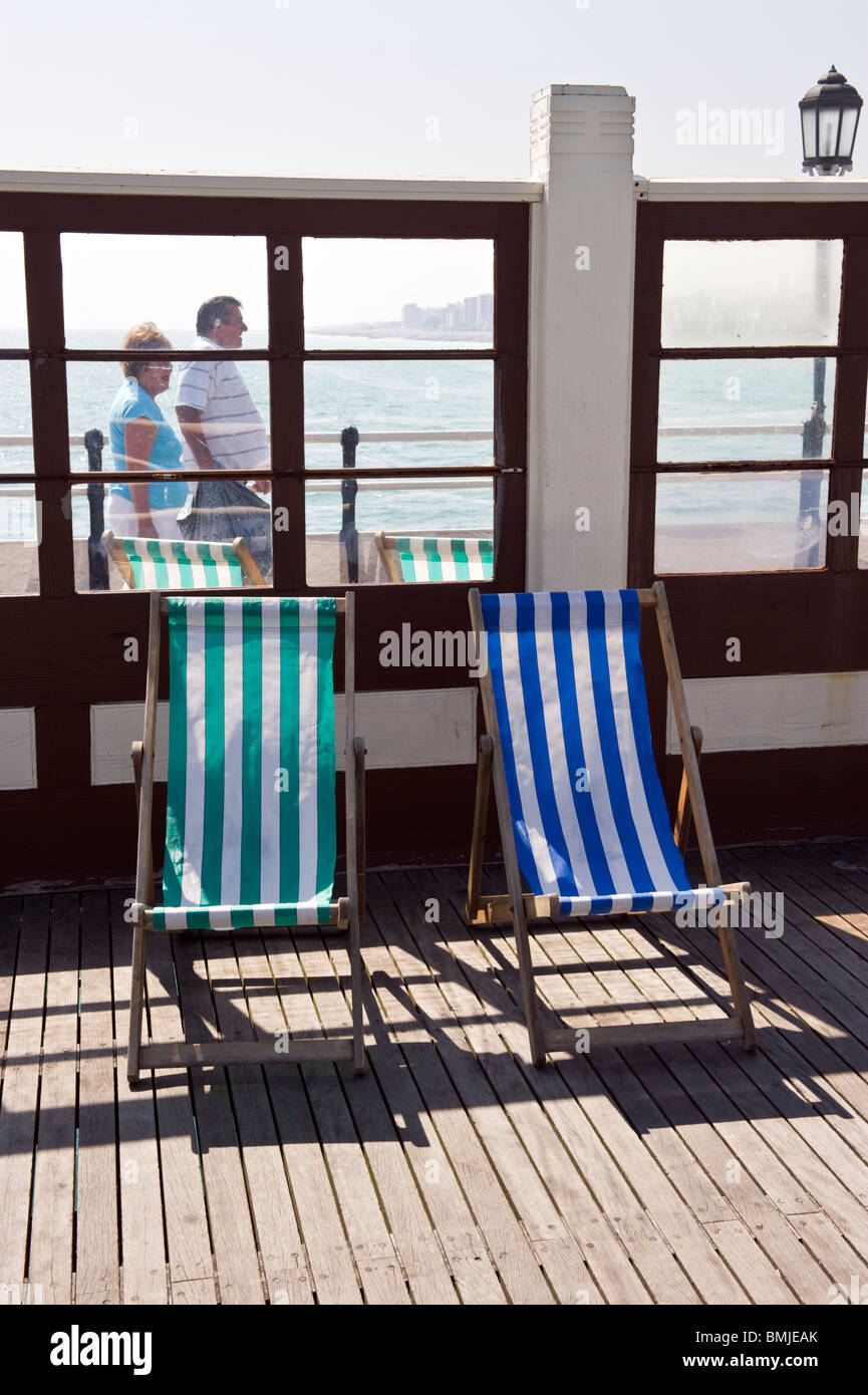 Zwei leere freie Liegestühle am Worthing Pier Sussex Küste UK Stockfoto