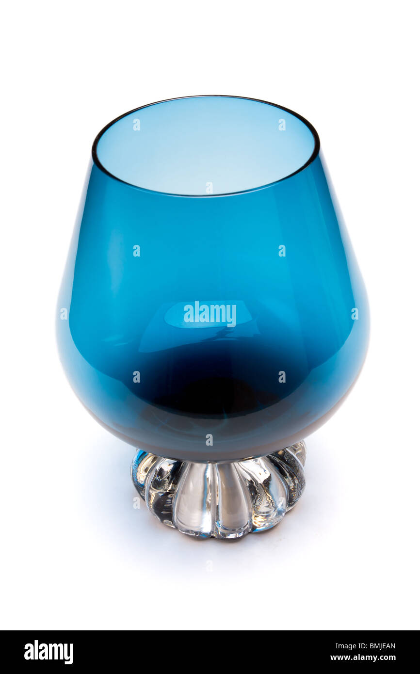 Kobaltblau Schnaps Glas aus niedrigen Perspektive auf weißen Hintergrund isoliert. Stockfoto