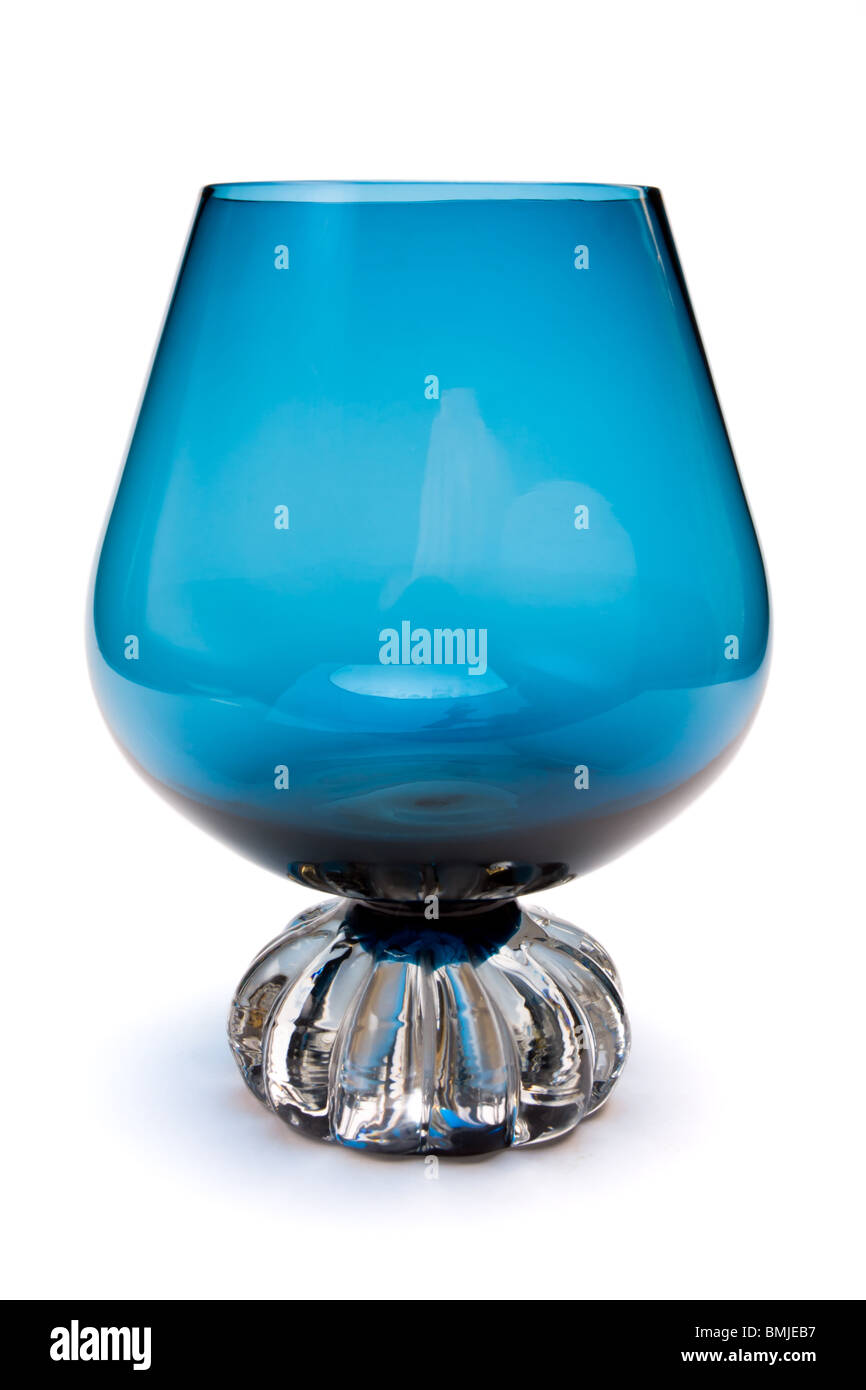 Kobaltblau Schnaps Glas aus niedrigen Perspektive auf weißen Hintergrund isoliert. Stockfoto