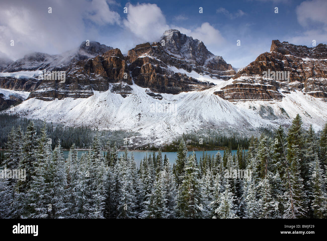 Mount Crowfoot & Crowfoot Glacier über Bow Lake im Schnee, Icefields