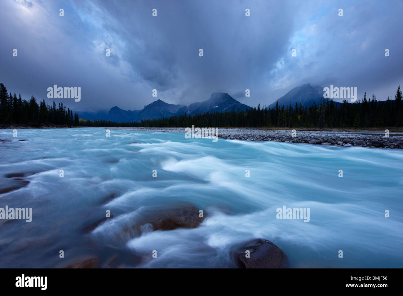 der Athabasca River mit Dragon Peak und Bereich von Winston Churchill in der Morgendämmerung, Jasper Nationalpark, Alberta, Kanada Stockfoto