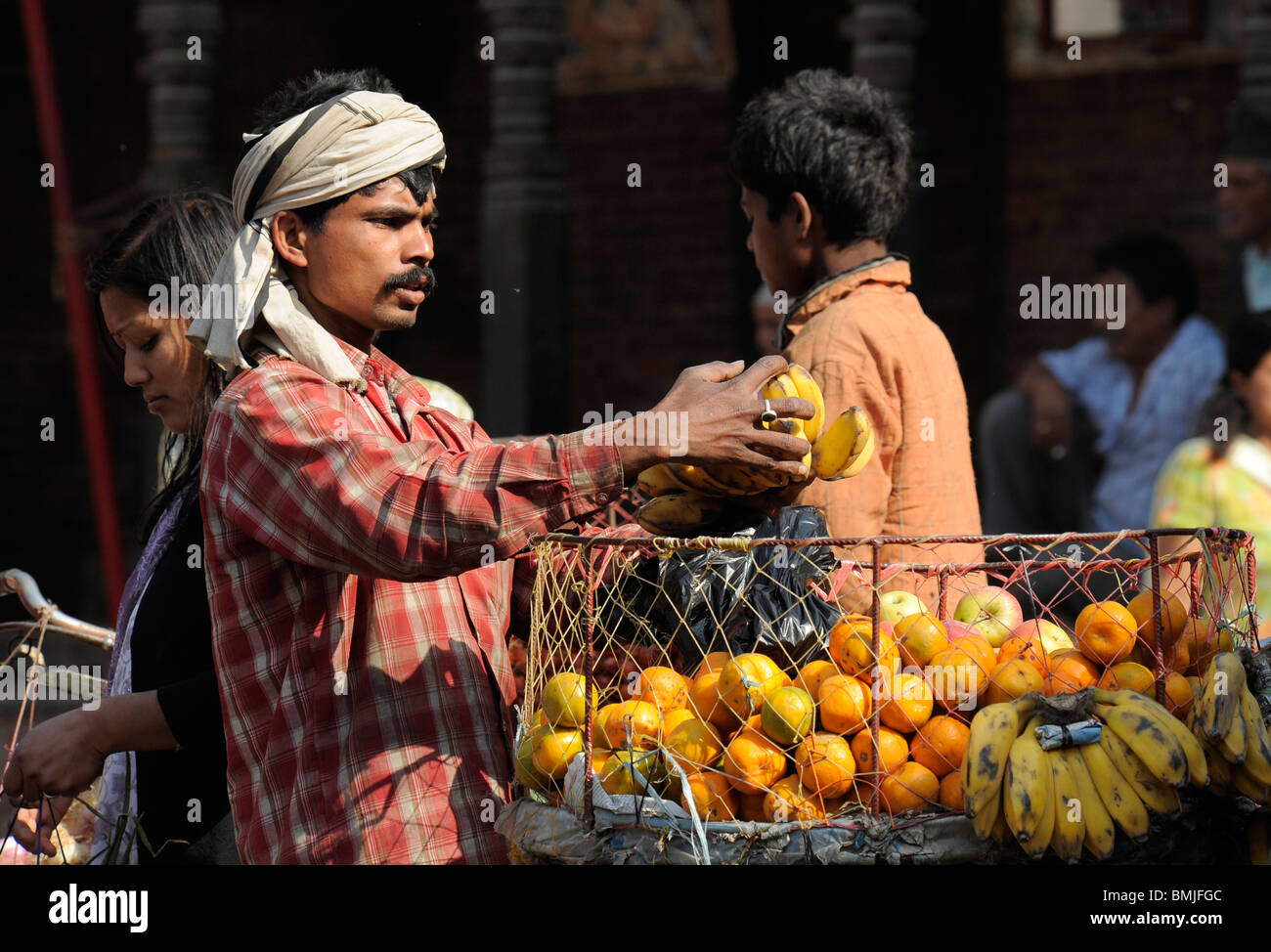 frisches Obst zum Verkauf von Lieferanten außerhalb Pashupatinath Tempel, Heiligen Bagmati-Fluss, Kathmandu, nepal Stockfoto