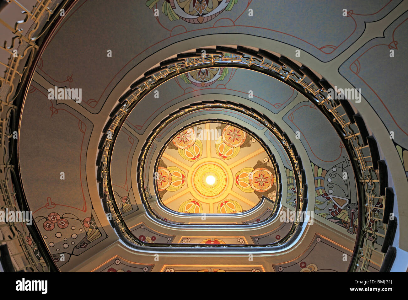 Treppe in Jugendstilhaus, Riga, Lettland Stockfoto