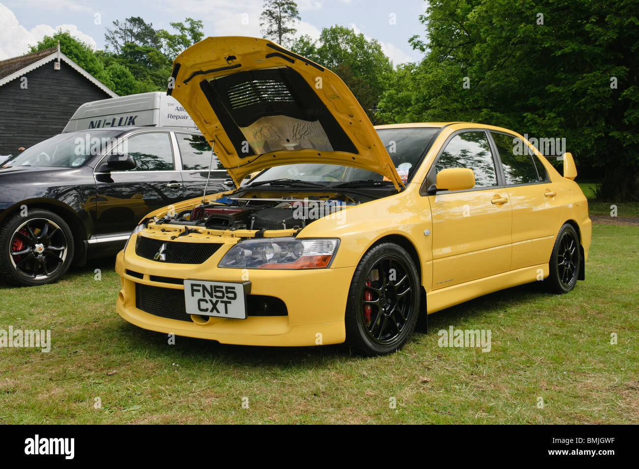 Gelbe Mitsubishi Evolution VIII mit Motorhaube öffnen Stockfoto