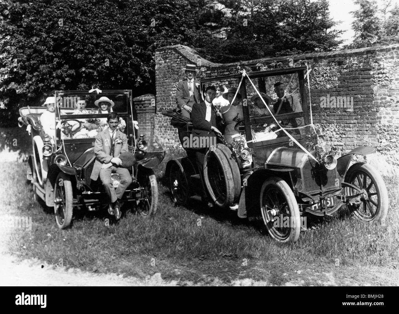 1906 Humber 10hp mit Hochzeitsgesellschaft Stockfoto