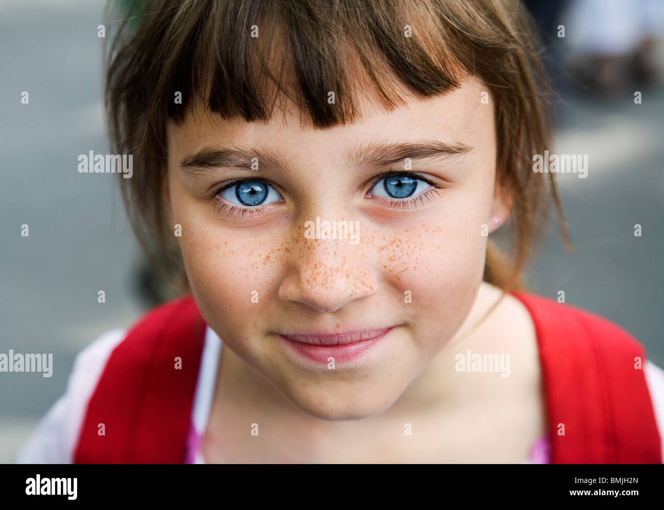 Porträt eines Mädchens mit großen blauen Augen und Sommersprossen, Schweden. Stockfoto