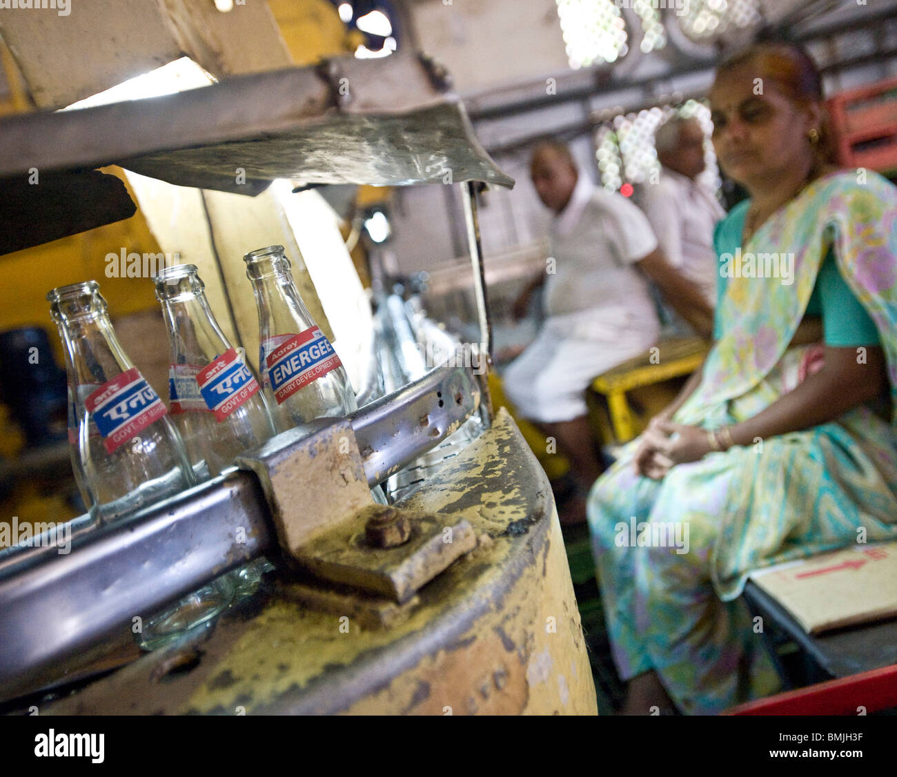 Wokers Wachen Flasche Linie staatlichen Aarey Molkerei Worli Mumbai Indien Stockfoto