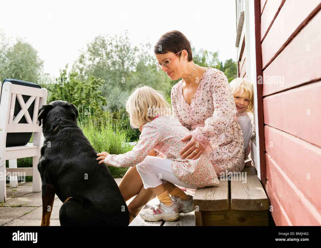 Mutter und Töchter, draußen zu sitzen Stockfoto
