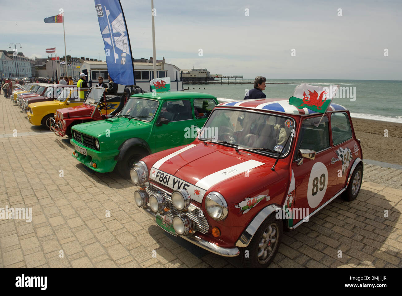 Mini Auto Besitzer Rallye Gruppentreffen an Strandpromenade Aberystwyth, Wales UK Stockfoto