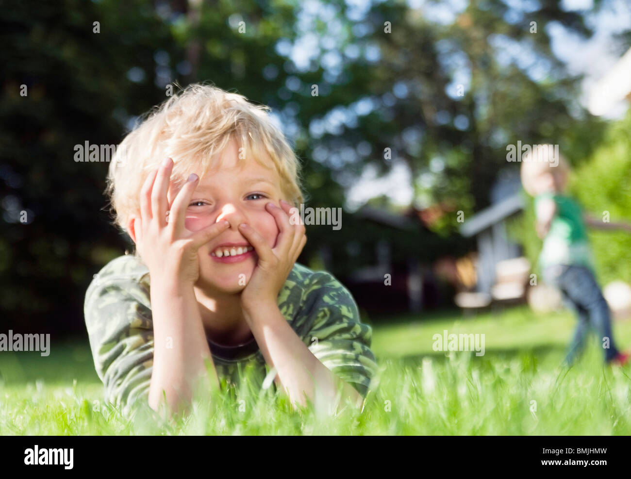 Kinder spielen auf dem Rasen Stockfotografie Alamy