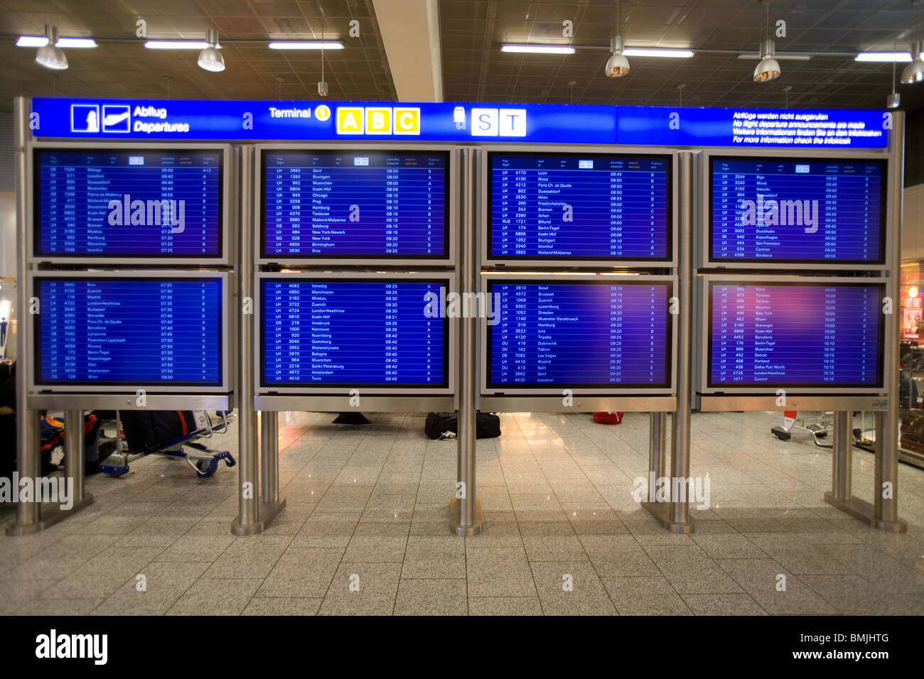 Ansicht der Abfahrtstafel am Flughafen Stockfoto