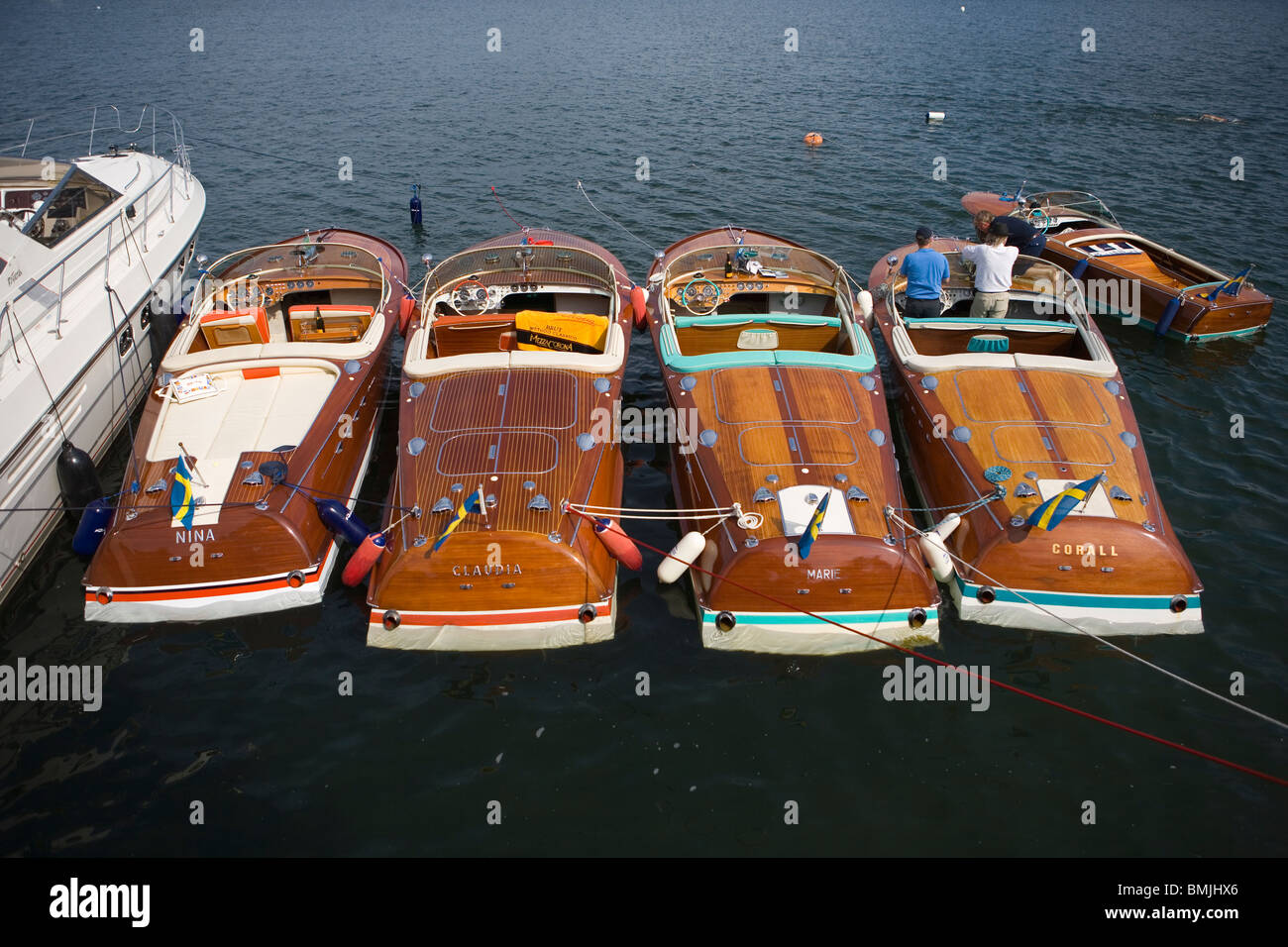 Blick auf Zeile der Boote mit zwei Männern, erhöhten Blick Stockfoto
