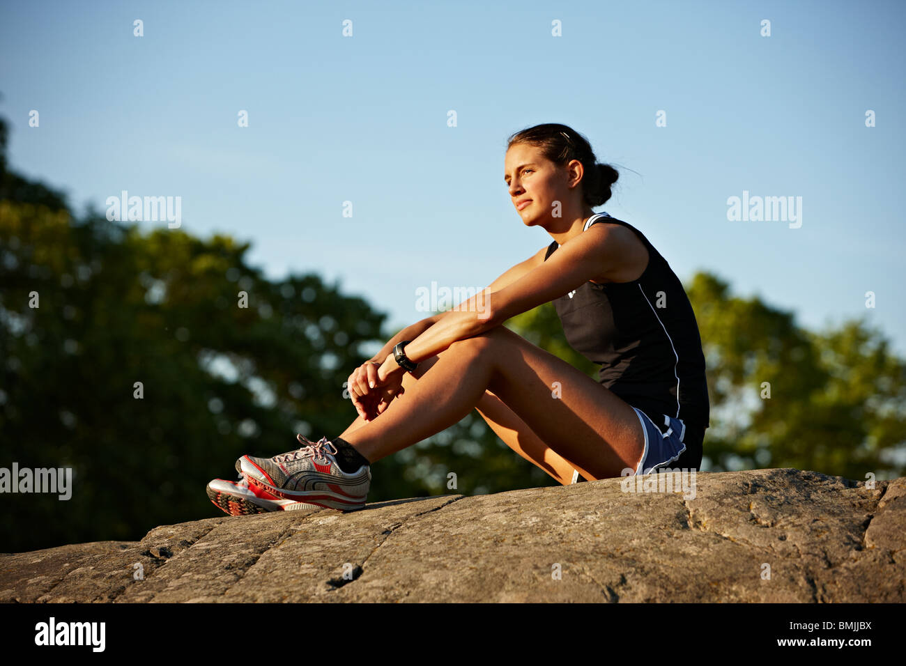 Junge weibliche Läufer entspannend, Schweden. Stockfoto