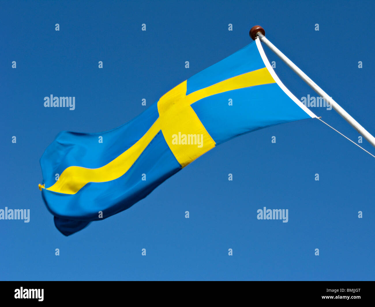 Skandinavien, Schweden, Stockholm, schwedische Flagge gegen Himmel, Nahaufnahme Stockfoto
