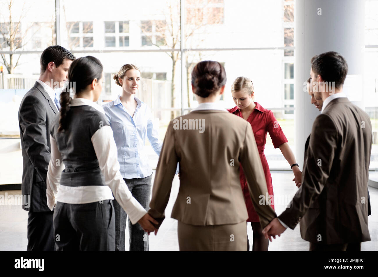 Gruppe von Geschäftsleuten Kreis bilden Stockfoto