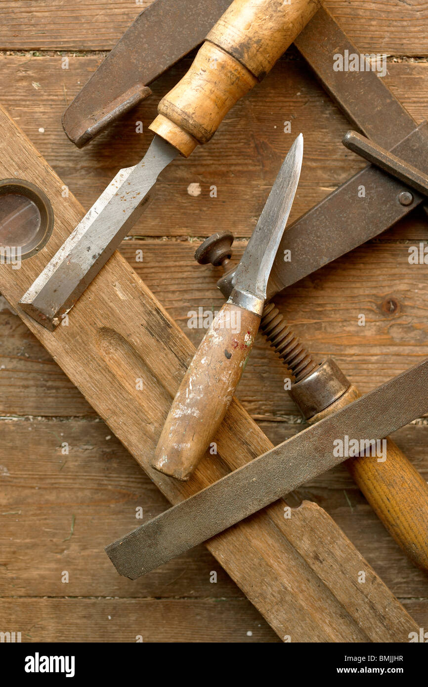 Blick auf verschiedene Tischlerwerkzeuge für Holz, erhöhter Sicht Stockfoto