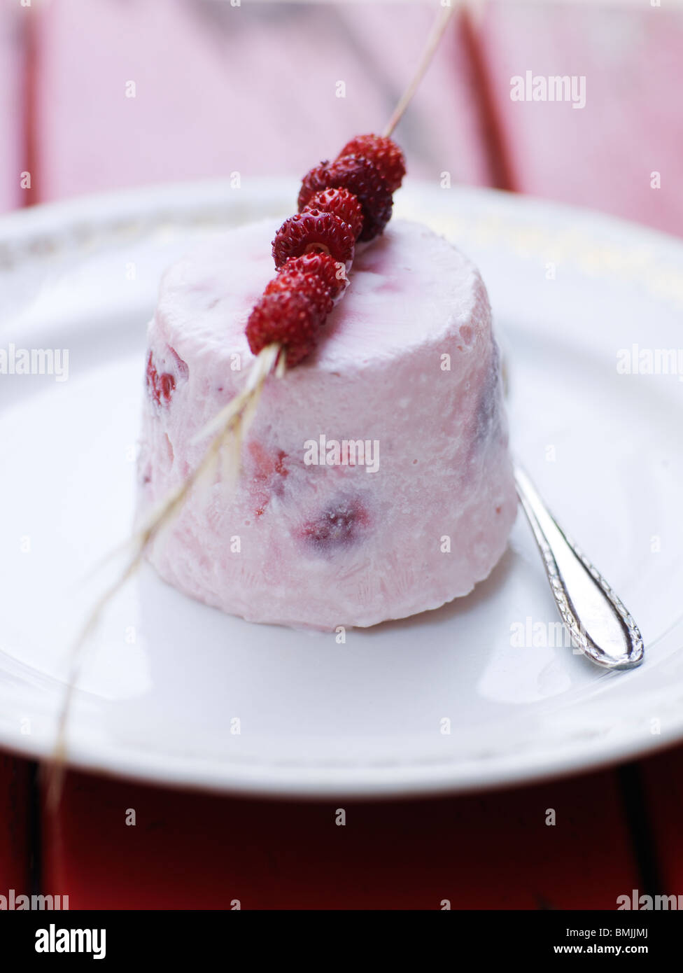 Skandinavien, Schweden, Eis mit Kirsche topping, Nahaufnahme Stockfoto