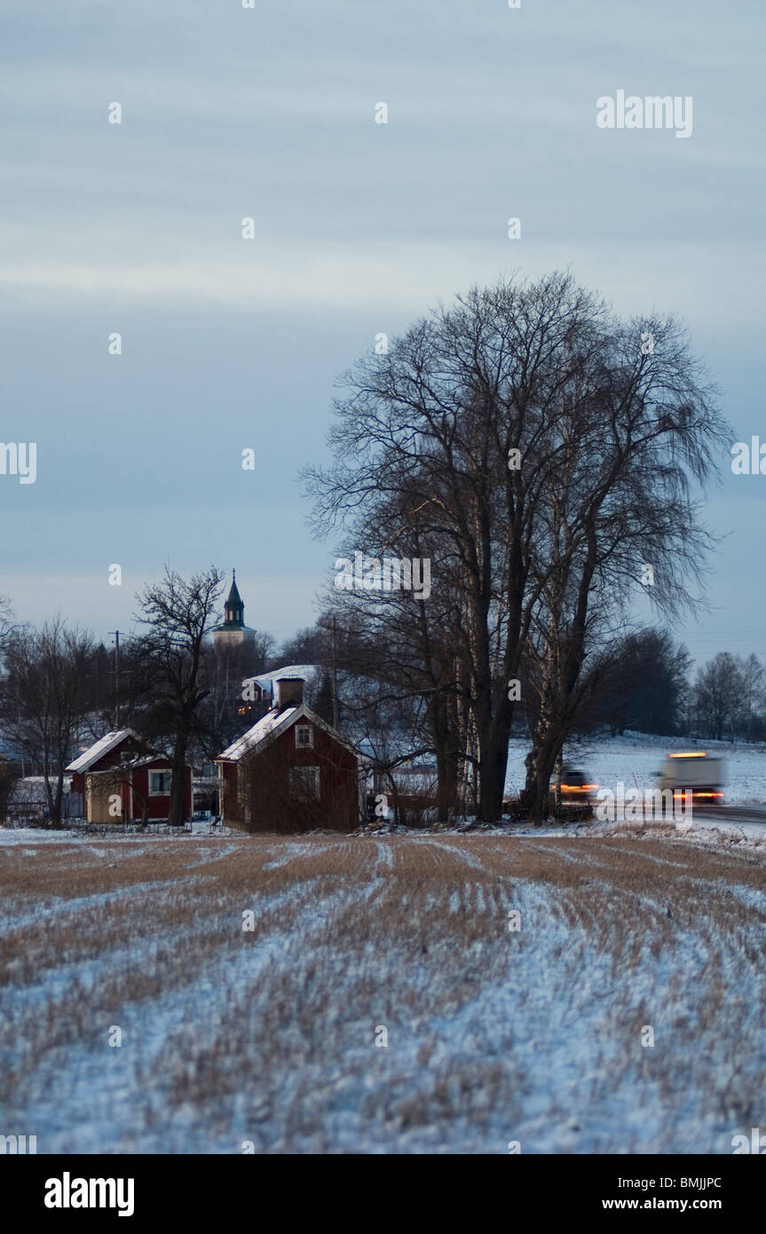 Blick auf Autos und Häuser auf Winterlandschaft Stockfoto