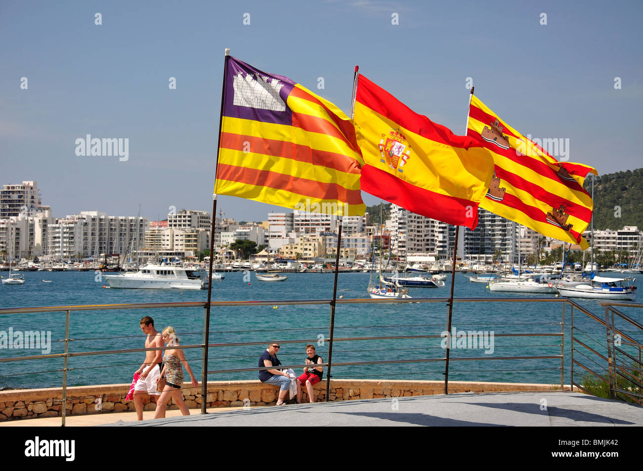 Spanisch und Ibiza Flaggen, Punta des Moli, Sant Antoni de Portmany, Ibiza, Balearen, Spanien Stockfoto