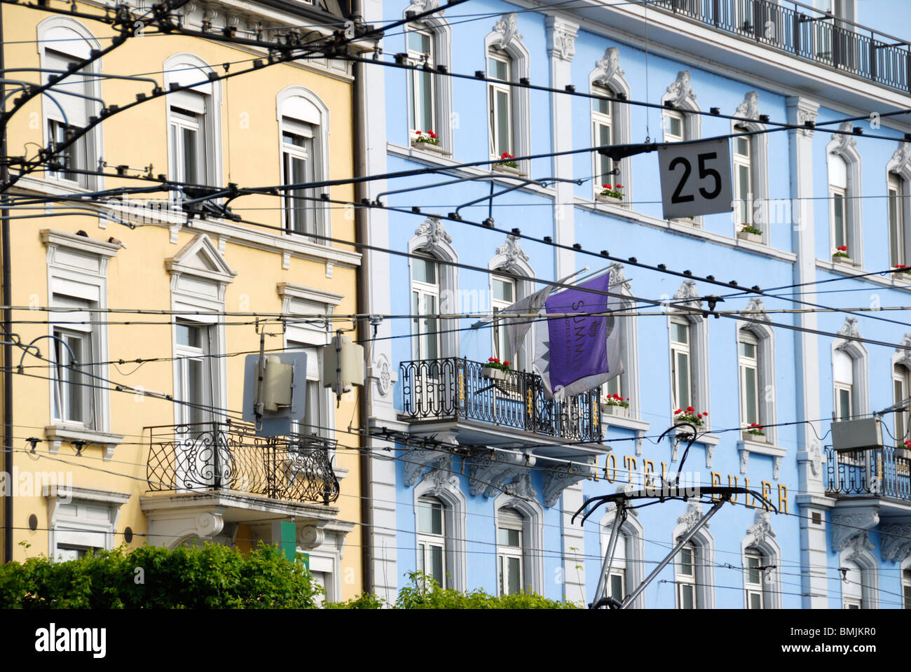 Hotel Fassaden und Straßenbahn Kabel in Centralbahnplatz, Basel, Schweiz Stockfoto