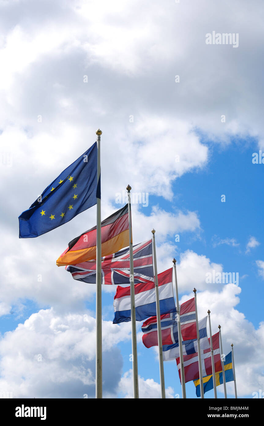 Skandinavien, Schweden, Ostergotland, Söderköping, Reihe von Fahnen gegen Himmel Stockfoto