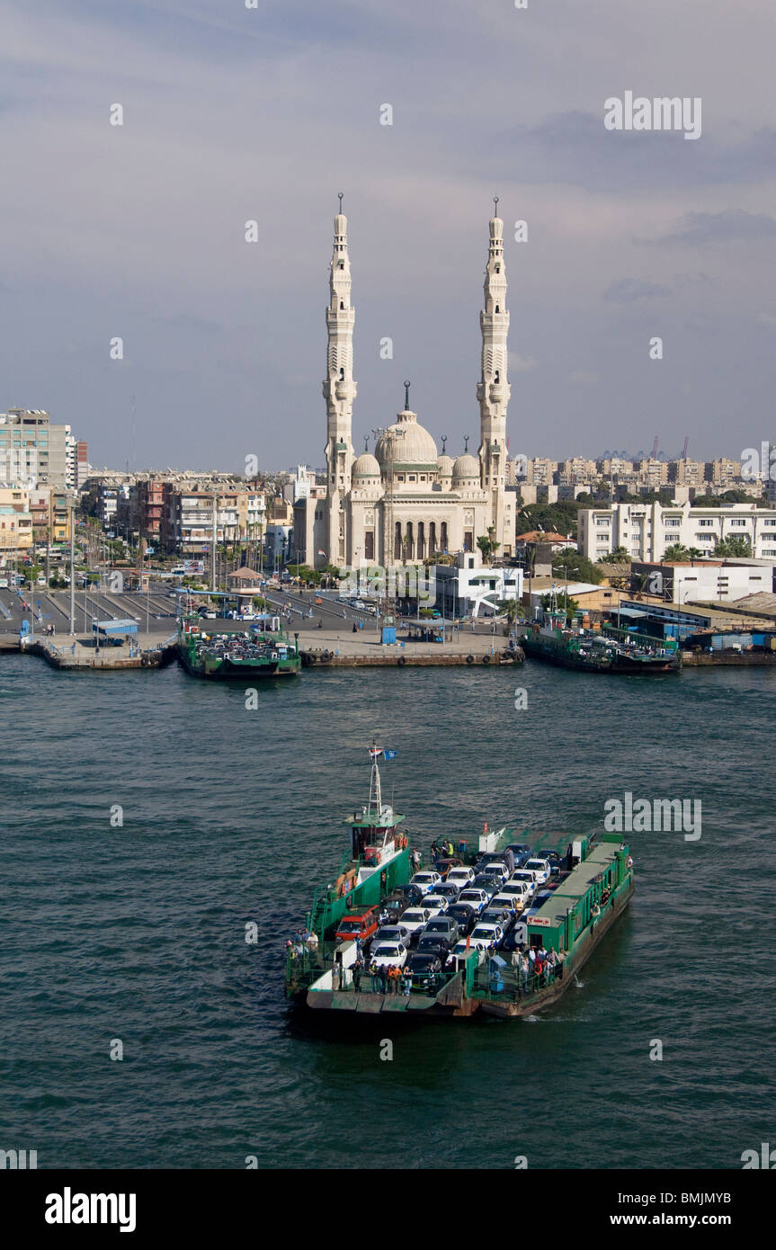 Ägypten, Suez-Kanal. Typische Kanalblick, Auto-Fähre, die Passagiere von Aisa nach Afrika bringt. Stockfoto