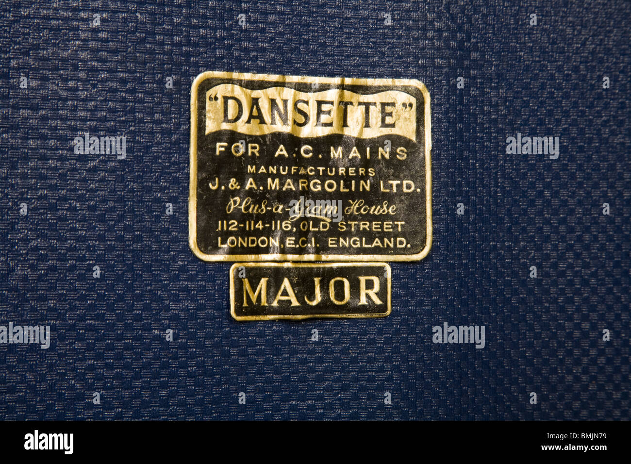 Label / Abzeichen auf Dansette Major Plattenspieler in blau und Creme, aus den 1950ern und 1960ern, als ein Schnitt auf weißem Hintergrund. Stockfoto