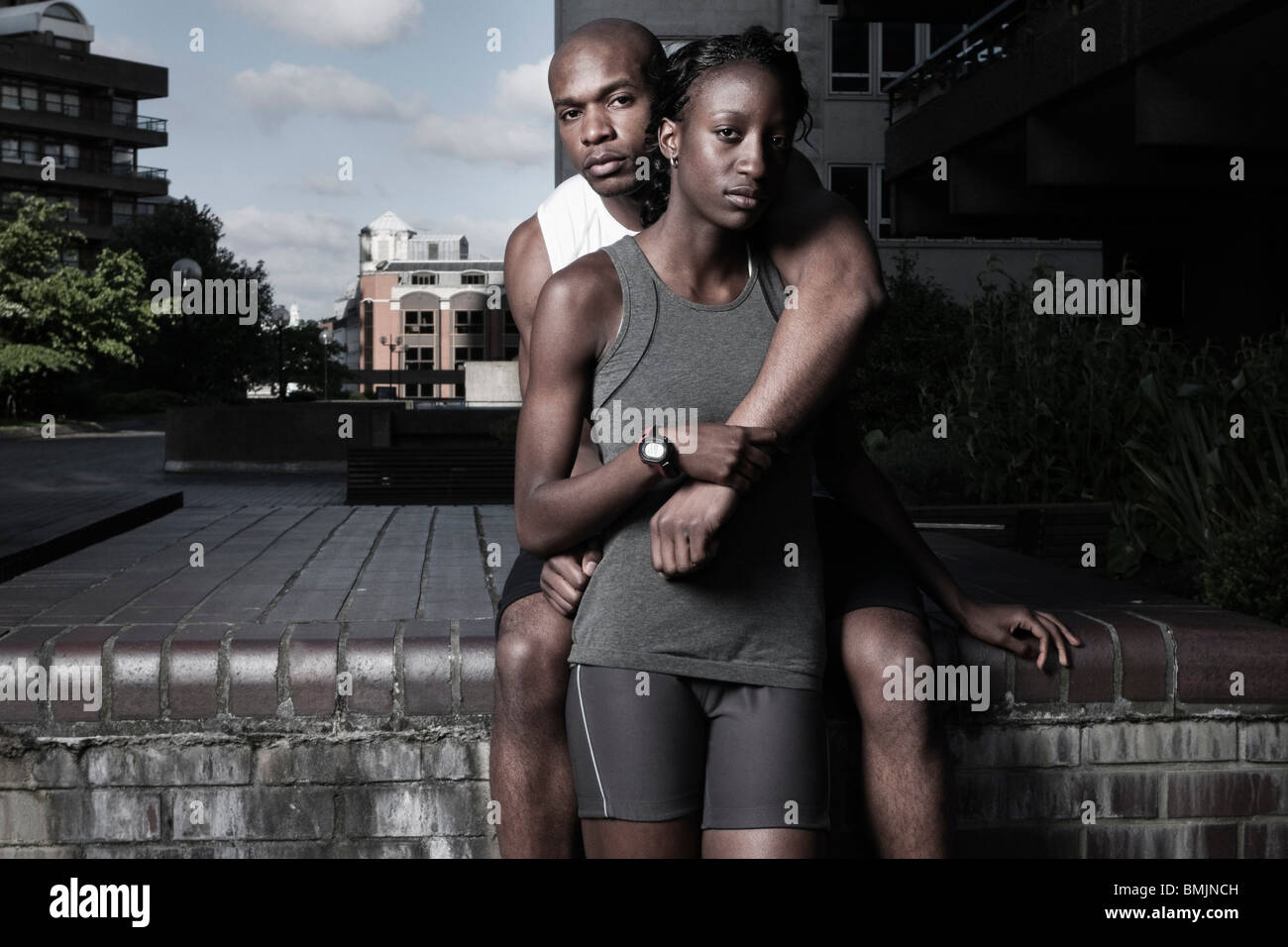 Mann & Frau im Sport tragen im Freien Stadt Estate Stockfoto