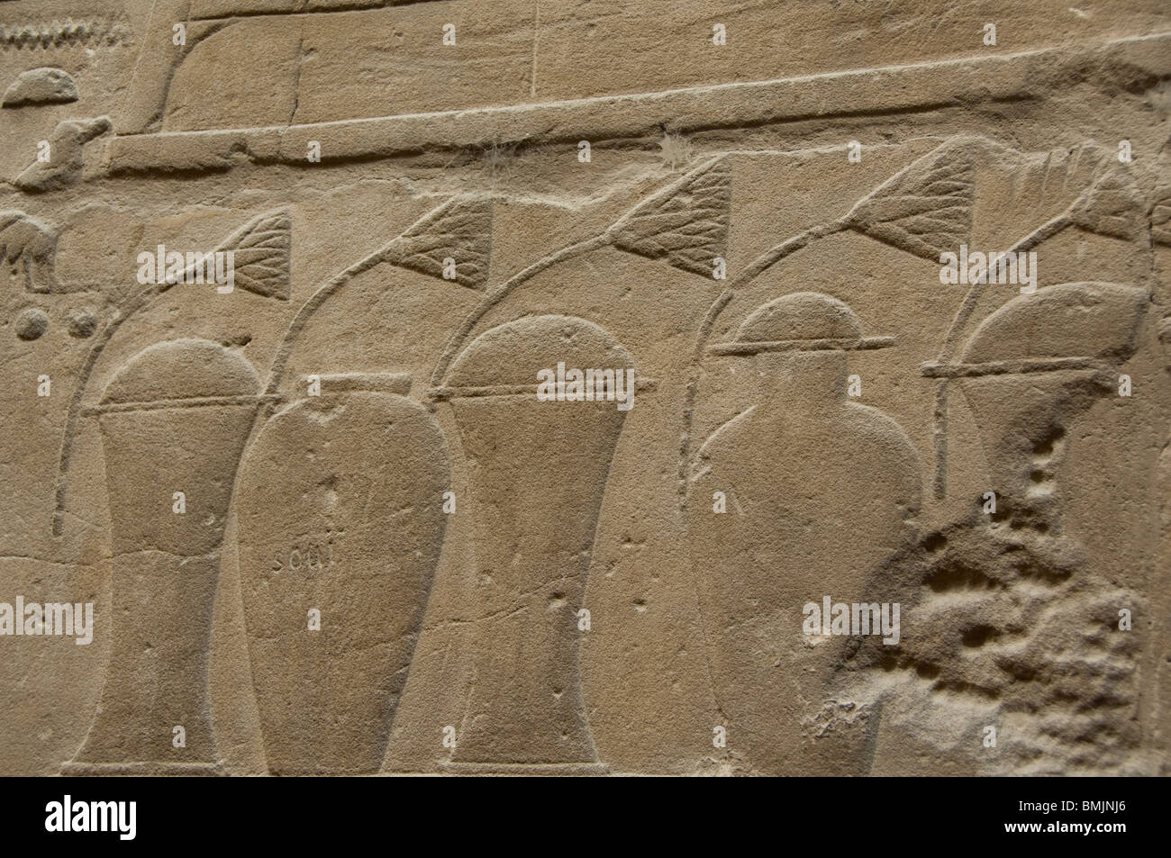 Ägypten, Luxor, Ostufer, Luxor-Tempel. Typische Hieroglyphen bedeckte Wand, Detail. Stockfoto