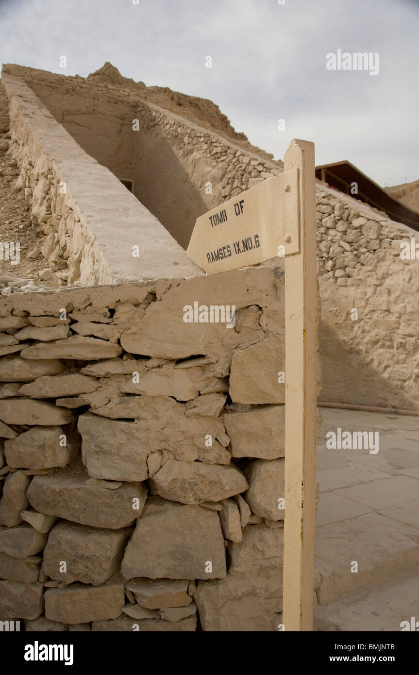 Ägypten, Luxor, Westbank, Tal der Könige. Grab Ramses IX, Eintritt. Stockfoto