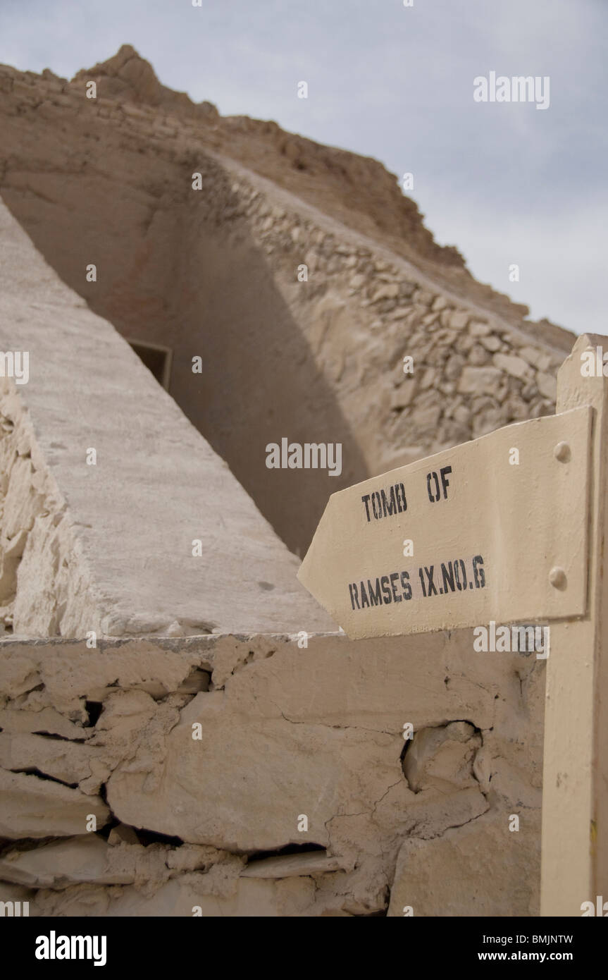 Ägypten, Luxor, Westbank, Tal der Könige. Grab Ramses IX, Eintritt. Stockfoto