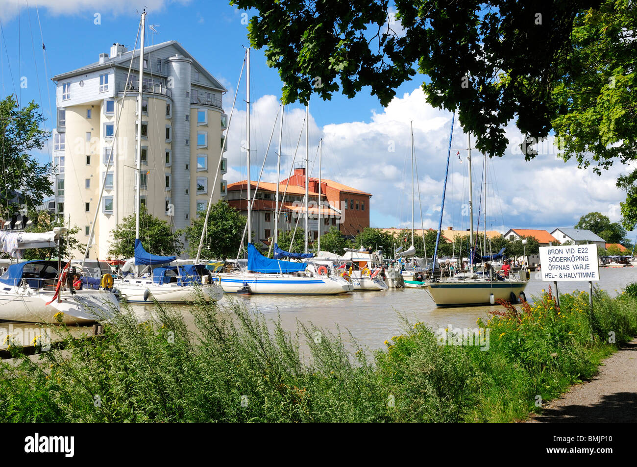 Skandinavien, Schweden, Ostergotland, Gota, Blick auf Boote vertäut im Kanal Stockfoto