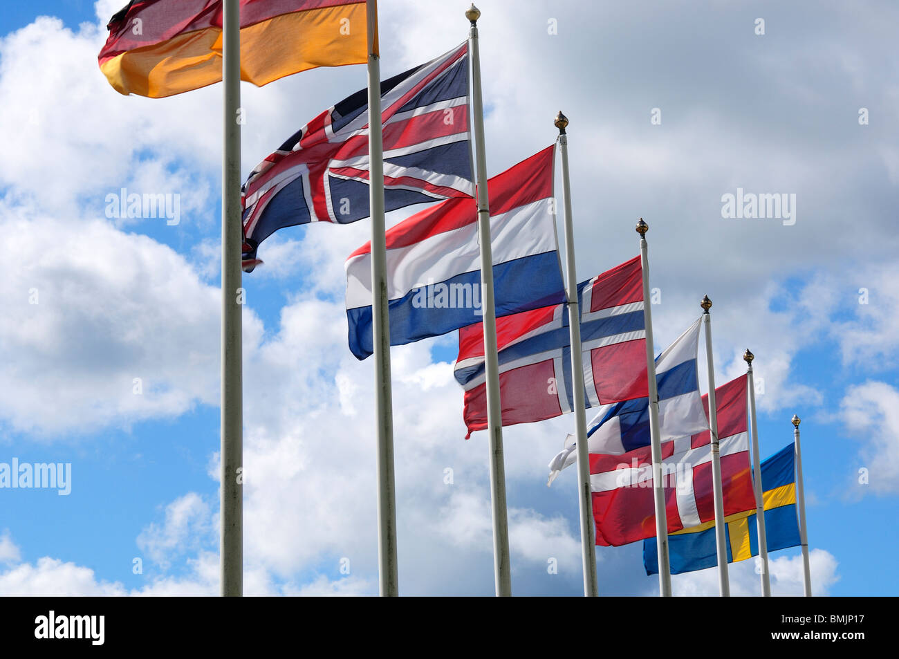 Skandinavien, Schweden, Ostergotland, Söderköping, Reihe von Fahnen gegen Himmel Stockfoto