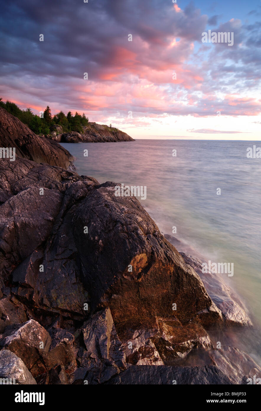 Skandinavien, Schweden, Ostergotland, Skane, Vattern, Blick auf Felsen am Meer Stockfoto