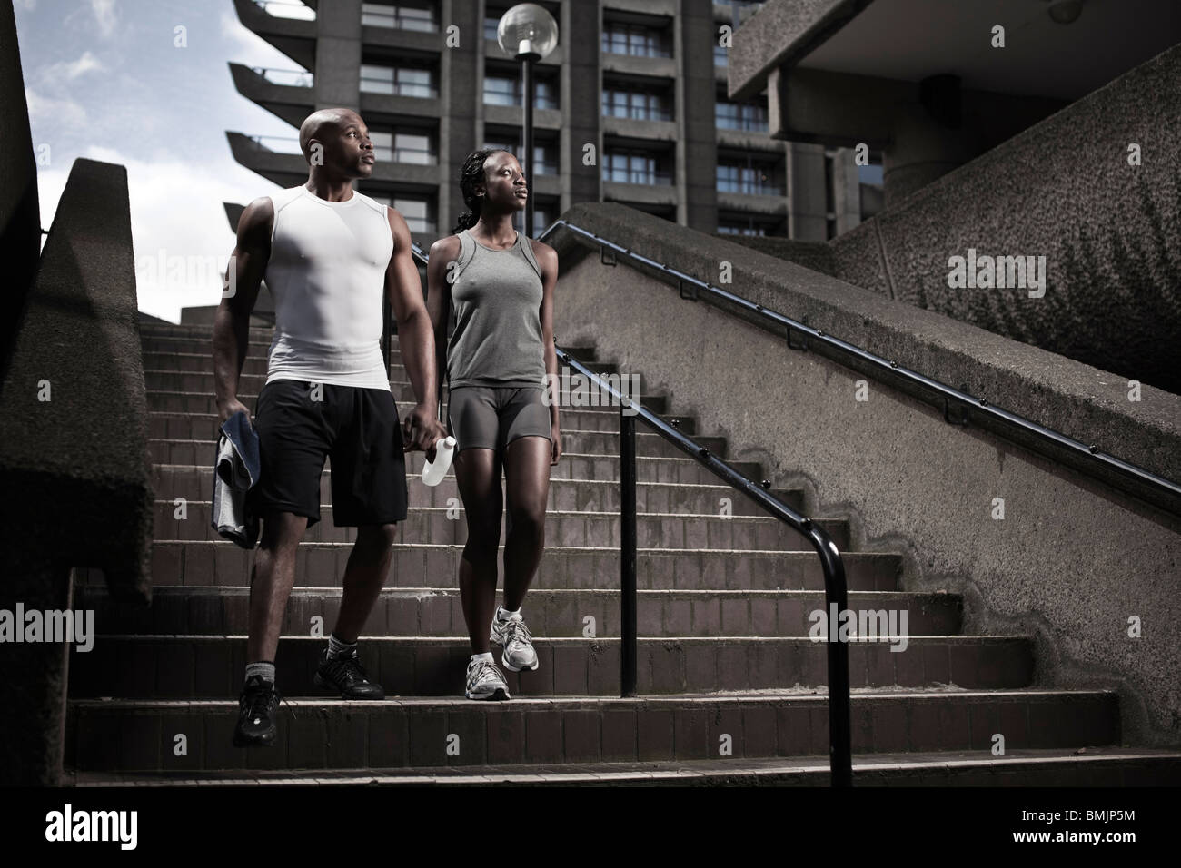 Junge fit paar hinunter Treppe auf Stadt-Anwesen am frühen Morgen Stockfoto