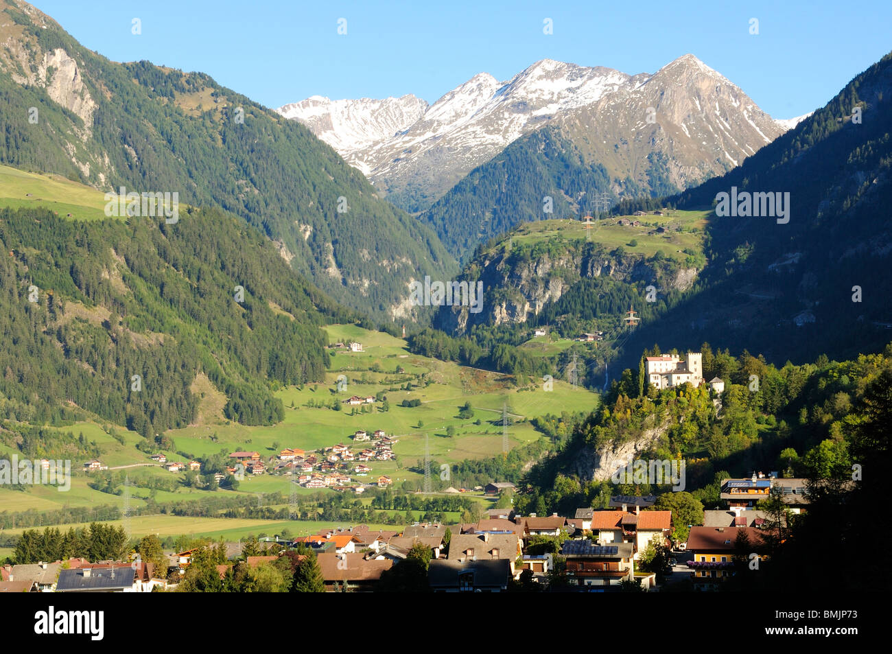 Europa, Österreich, Häuser mit Alpen im Hintergrund, erhöht, Ansicht Stockfoto