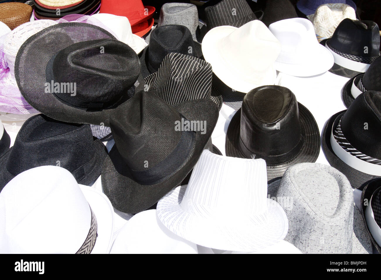 Gruppe-Hüte in Porta Portese Rom Italien am Markt im freien Stockfoto
